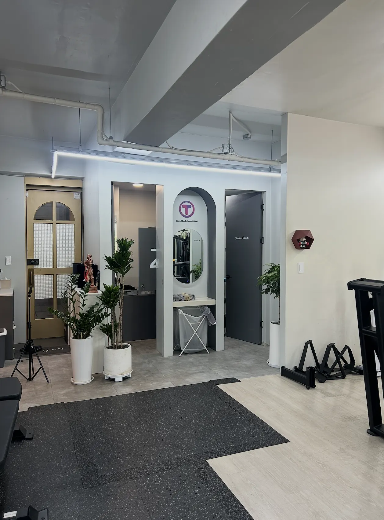BODY SMITH private class coaching scene inside the Apgujeong training studio